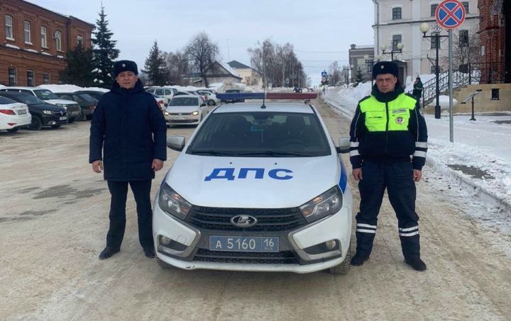 Сотрудники Госавтоинспекции в Татарстане сопроводили автомобиль с беременной женщиной