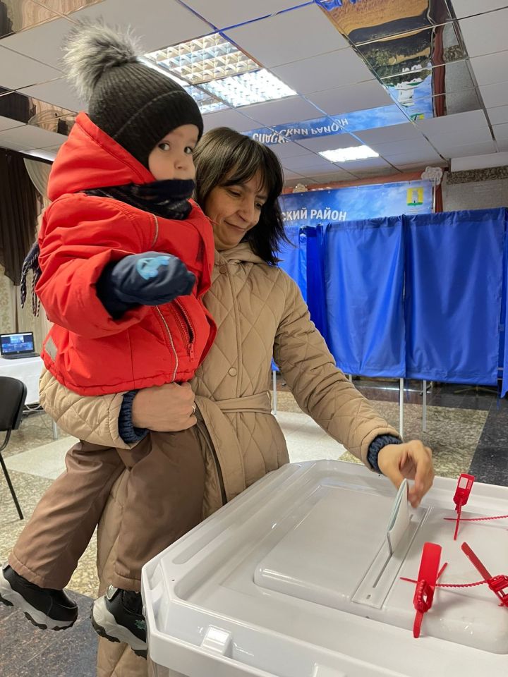 В Спасском районе родители приходят голосовать вместе с детьми