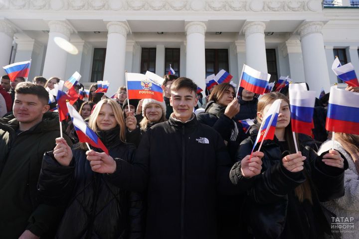 В Казани прошёл флешмоб «Крым наш»