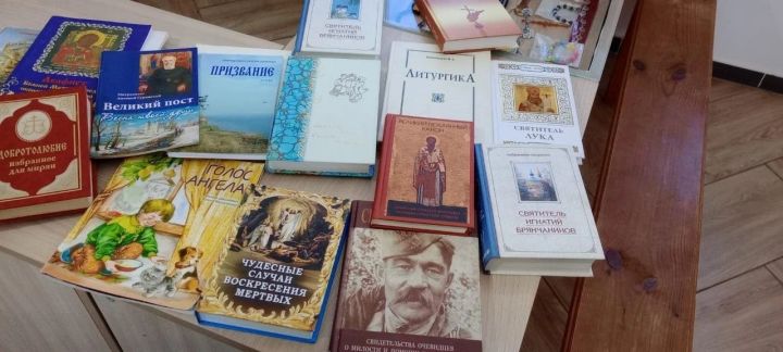 Церковь Сошествия Святого Духа в Болгаре получила книги в подарок