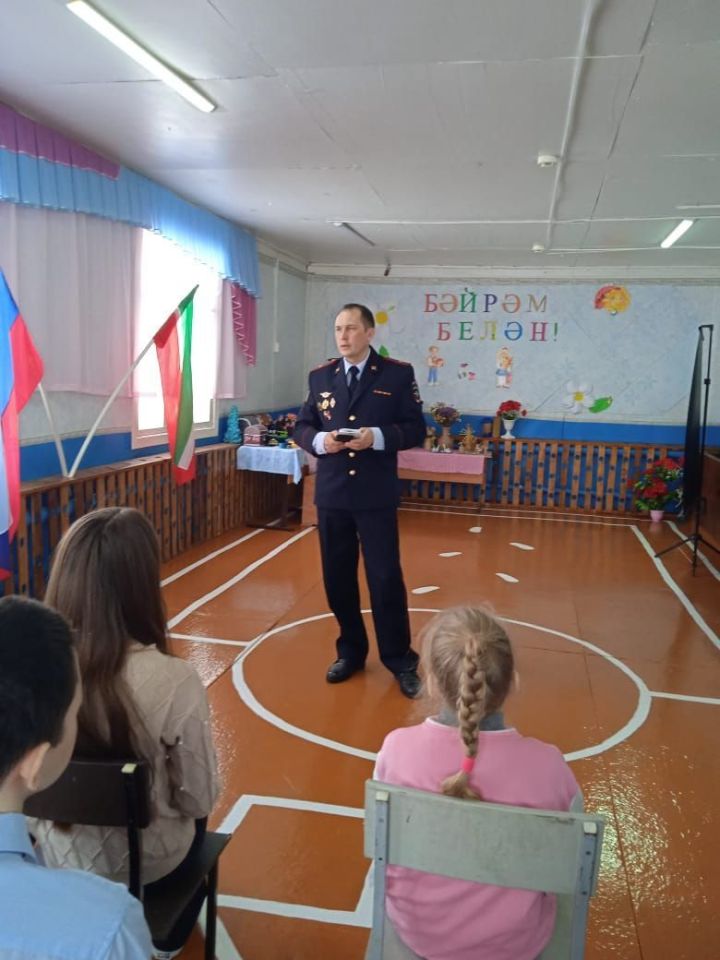 Сотрудник ОМВД провёл профилактическую беседу с учениками Бураковской школы
