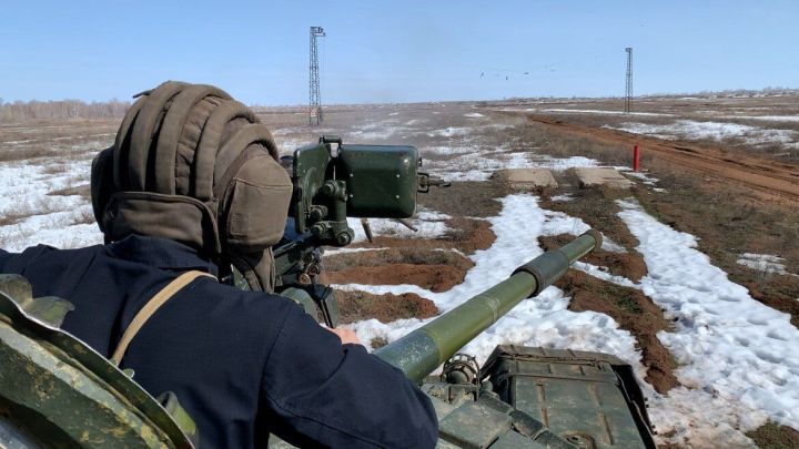 Будущие офицеры из Казани и Донецка приняли участие в боевых стрельбах на полигоне под Оренбургом