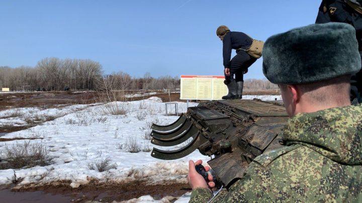 Будущие офицеры из Казани и Донецка приняли участие в боевых стрельбах на полигоне под Оренбургом