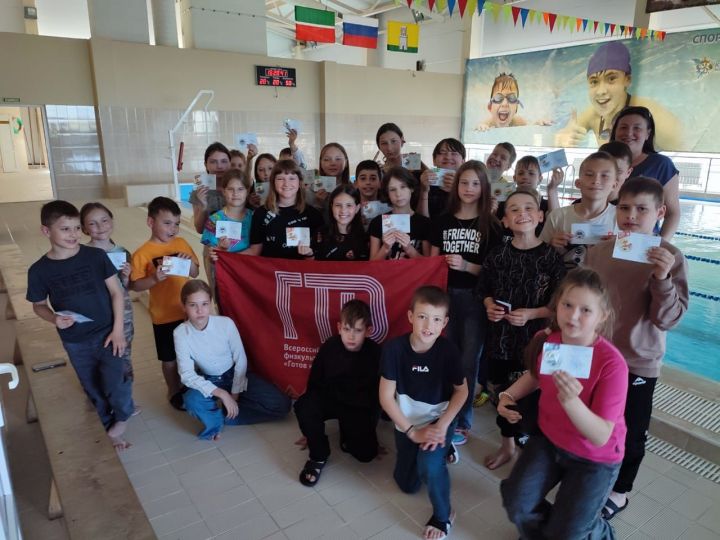 В Болгаре наградили пловцов знаками отличия ГТО