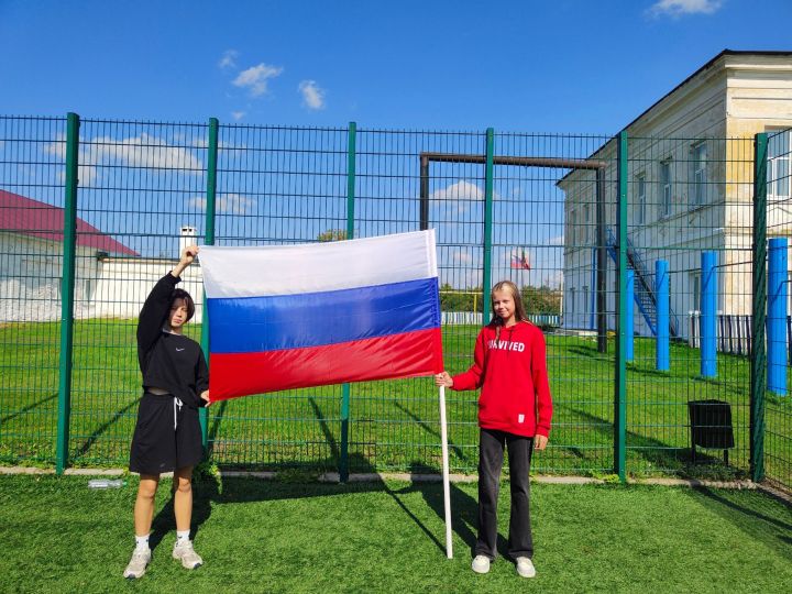 В Антоновской средней школе отметили День Государственного флага