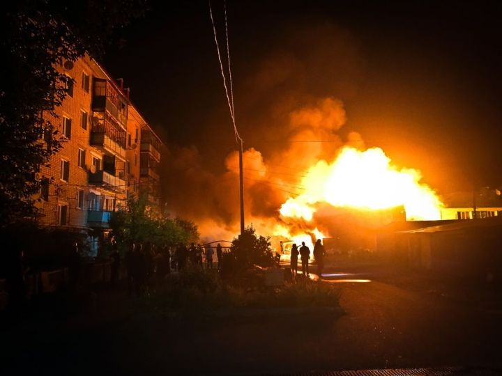 В Болгаре сгорели сараи во дворе многоквартирного дома