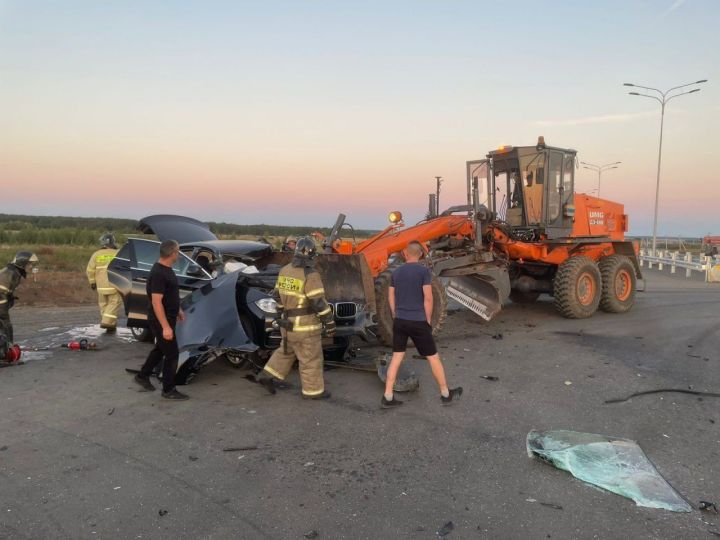 Один человек погиб и двое доставлены в больницу в результате крупной аварии