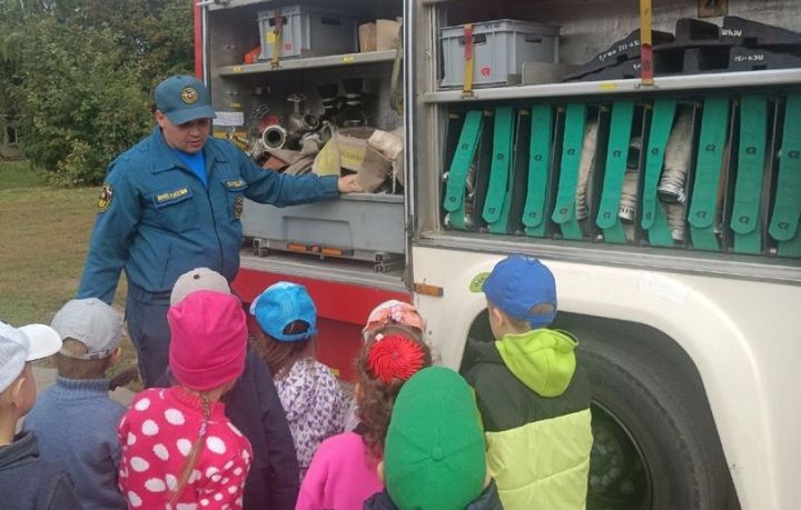 Пожарные приехали в гости к дошколятам на служебной машине