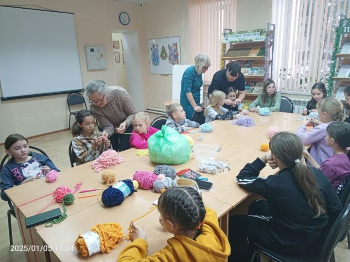 Мастер-класс по вязанию крючком прошел в детской библиотеке в Болгаре