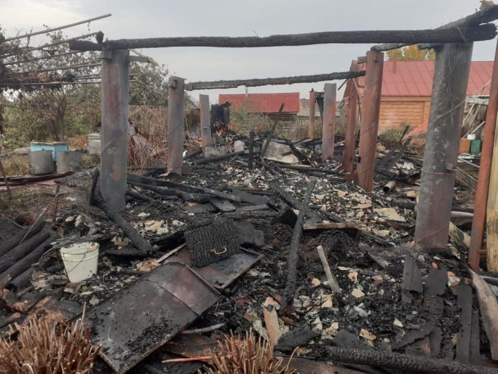 В селе Куралово Спасского района сгорел сарай