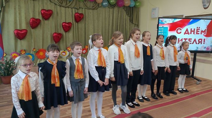 В Болгарской школе-интернате для детей с ОВЗ чествовали педагогов и ветеранов