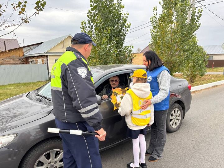 Юные автоинспекторы Болгара напомнили водителям и пешеходам о безопасности