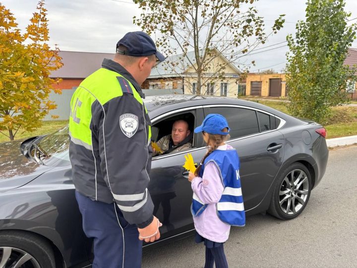 Юные автоинспекторы Болгара напомнили водителям и пешеходам о безопасности