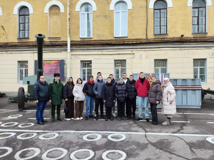 Кадеты из Болгара посетили легендарную военную академию в Санкт-Петербурге