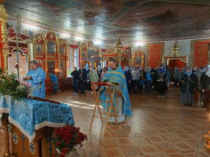 В храме Болгара отметили праздник Казанской иконы Божией Матери и День народного единства