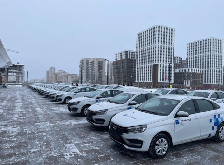 Рустам Минниханов передал новые автомобили редакциям районных газет