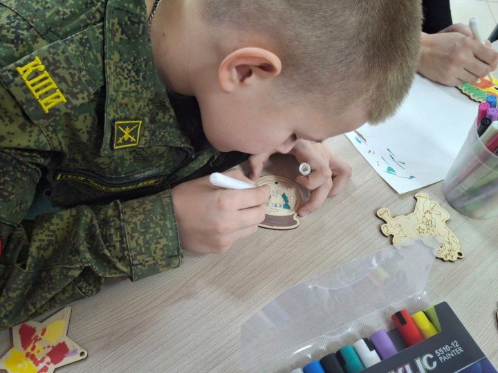 В центральной библиотеке Болгара прошёл новогодний мастер-класс для кадетов
