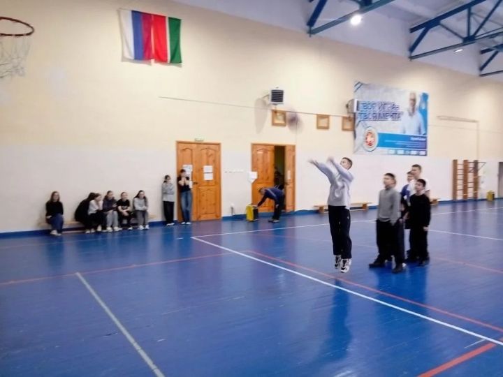 В Болгаре дети сыграли в предновогодний баскетбол на призы от Деда Мороза