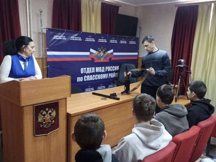 Студенты Спасского техникума побывали с экскурсией в районном отделе МВД