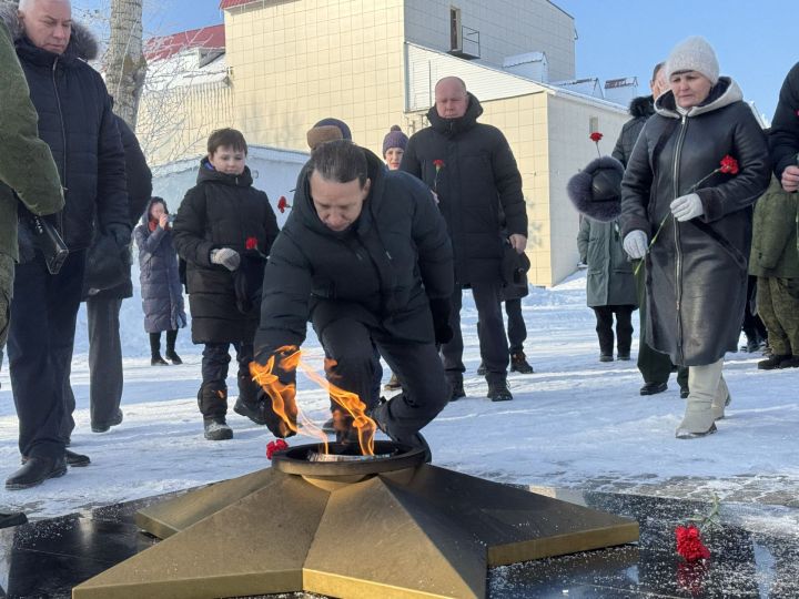 В Болгаре состоялось возложение цветов к Вечному огню у Памятника Героям Отечества