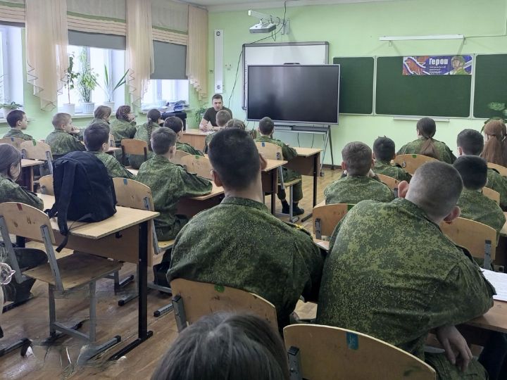 В кадетской школе-интернате в Болгаре состоялась встреча с бойцом СВО