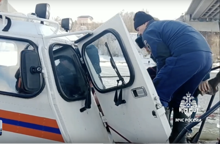 В Татарстане на Волге мужчина провалился под лед на снегоходе