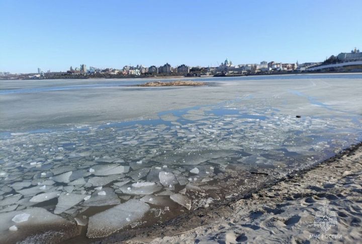 В Казани два подростка провалились под лед на велосипедах