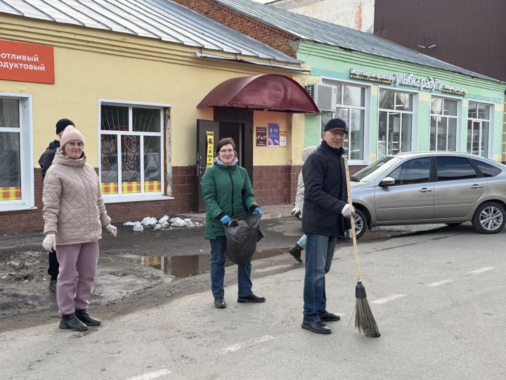 Сотрудники администрации и исполкома Спасского района РТ вышли на субботник