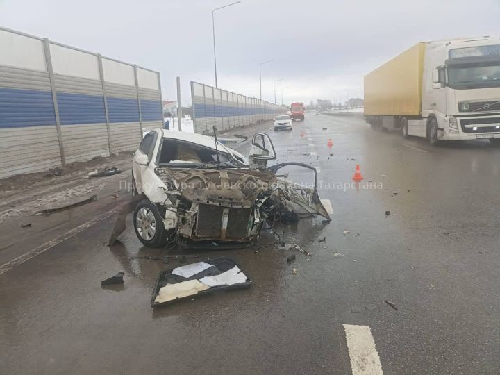 Внедорожник врезался в шумозащитный экран на трассе в Татарстане: водитель погиб