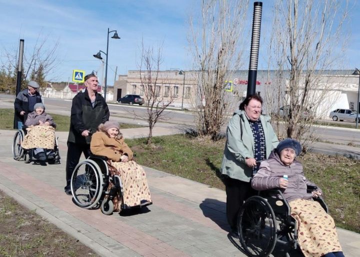 Для маломобильных подопечных Спасского ДИПИ организовали прогулку в сквере