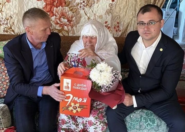 Главный ветврач Спасского района поздравил труженицу тыла с Днём Победы