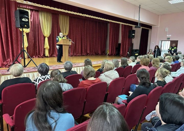 В школах города Болгара прошли родительские собрания по БДД