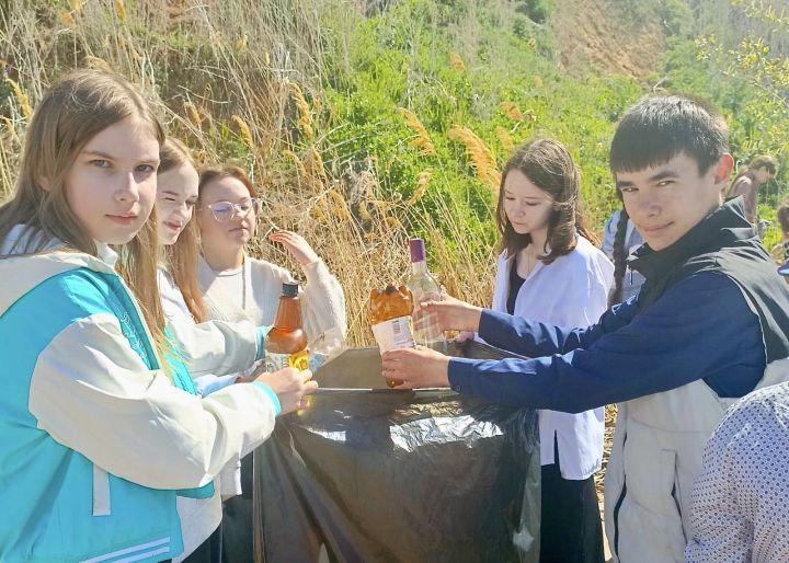 В Полянках школьники преобразили берег Волги в рамках акции «Эковесна 2025»