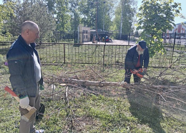 Педагоги допобразования из Болгара провели масштабный субботник