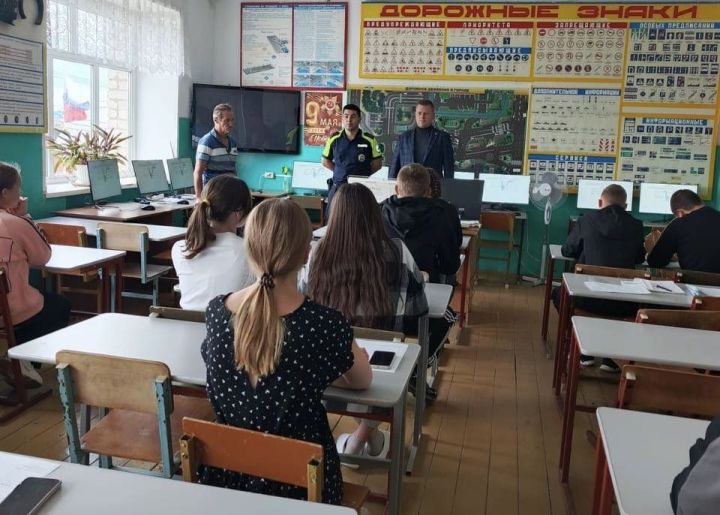 Главный госавтоинспектор Спасского района провел беседу с будущими водителями