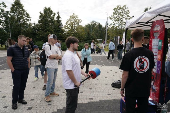 В Казани провели акцию «Замочи мошенника!»