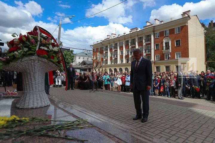 Рустам Минниханов возложил цветы к памятнику Александра Пушкина