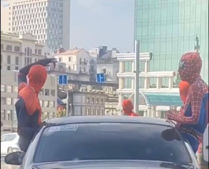 В Казани двое водителей получили штраф за перевозку Спайдерменов вне кабины