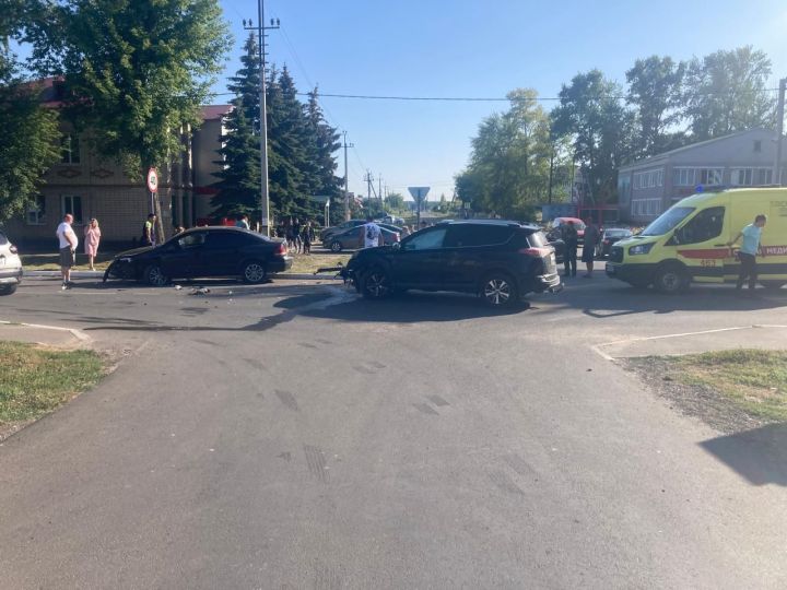 В Болгаре на перекрёстке столкнулись три иномарки