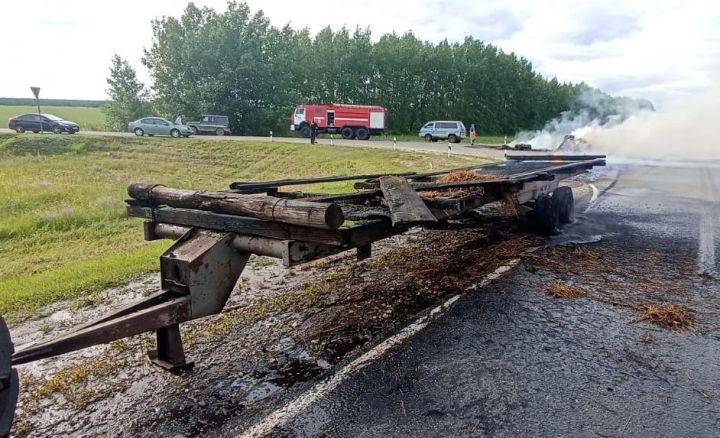 На трассе в Спасском районе загорелся трактор с сеном