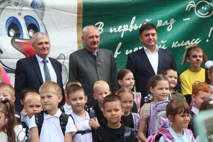 Во второй средней школе Болгара прошла традиционная благотворительная акция «Помоги собраться в школу»
