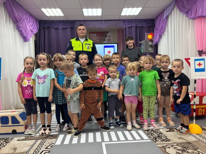В детском саду «Антошка» прошел урок безопасности с инспектором ГИБДД