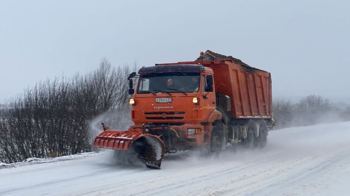 Ночью на региональных дорогах Татарстана работало более 300 единиц техники