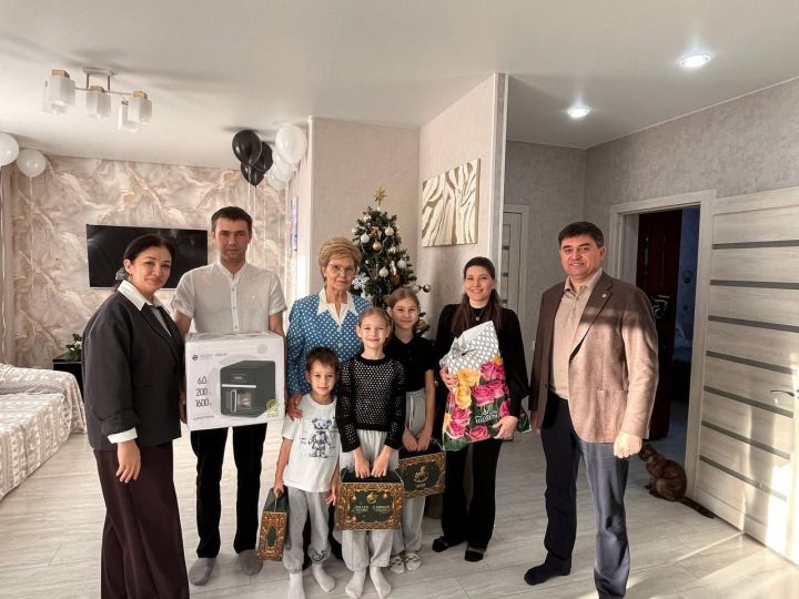 Глава Спасского района и депутат Госдумы навестили многодетную семью в Болгаре
