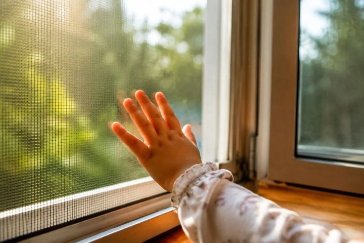 МЧС предупреждает: открытое окно — реальная угроза для ребёнка