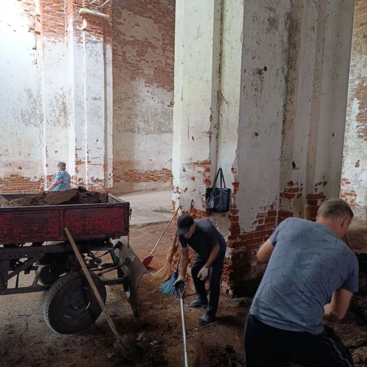 Восстановим святыню вместе: жители Спасского района начали расчистку храма в Танкеевке