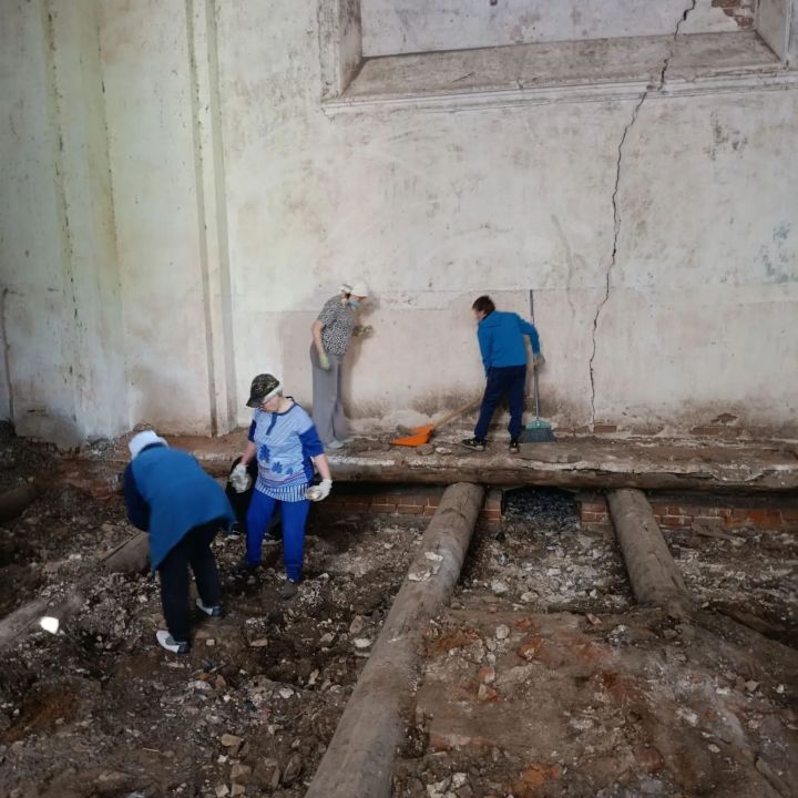 Восстановим святыню вместе: жители Спасского района начали расчистку храма в Танкеевке