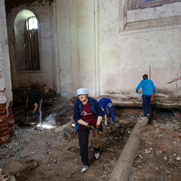 Восстановим святыню вместе: жители Спасского района начали расчистку храма в Танкеевке