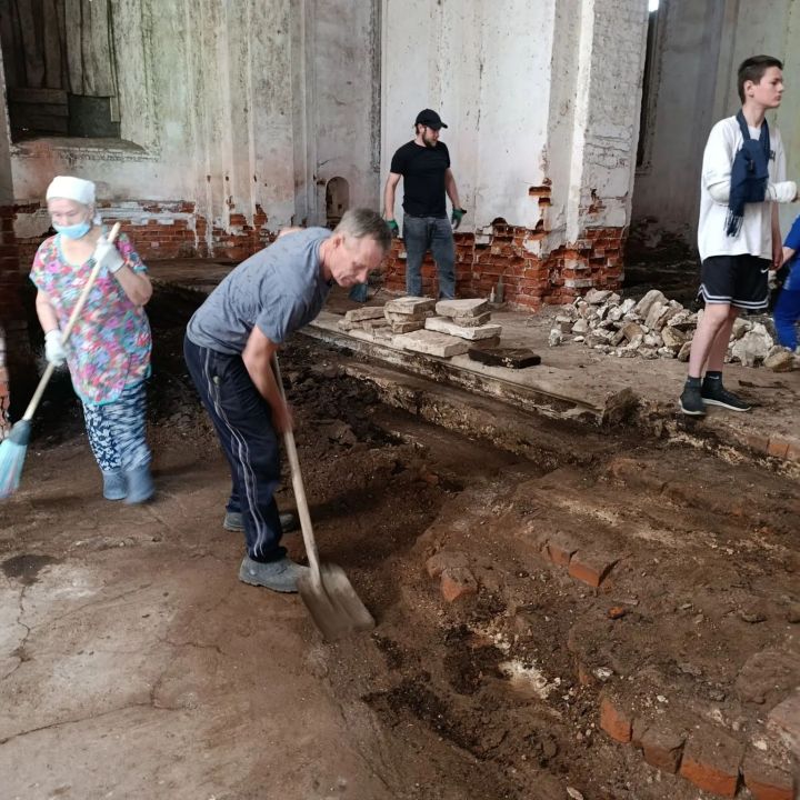 Восстановим святыню вместе: жители Спасского района начали расчистку храма в Танкеевке