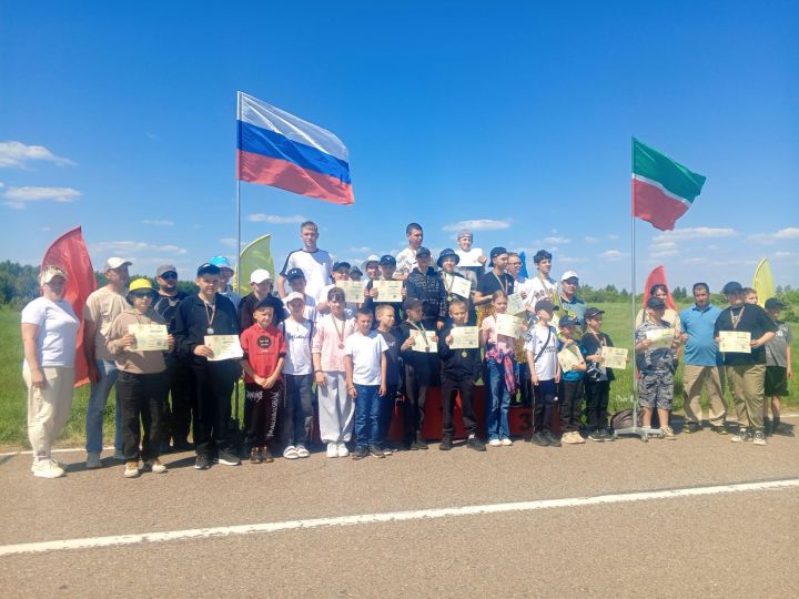 Небо над древним Болгаром украсили десятки разноцветных воздушных змеев